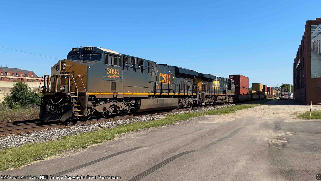 CSX 3094 leads I135.